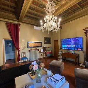 Camera grande con letto king size
